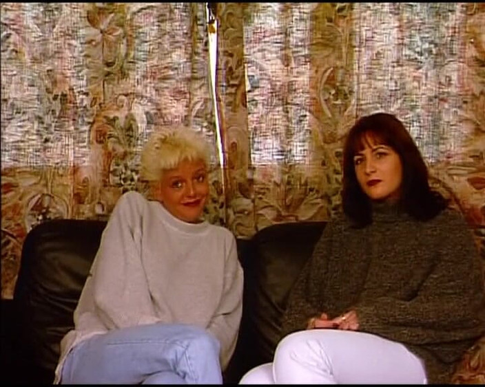 Deutsche Frauen: ドイツのレズビアン美女たちが互いに触れ合う