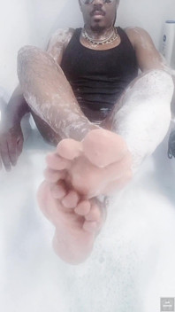 Ich wasche meinen Körper in der Badewanne (2025)