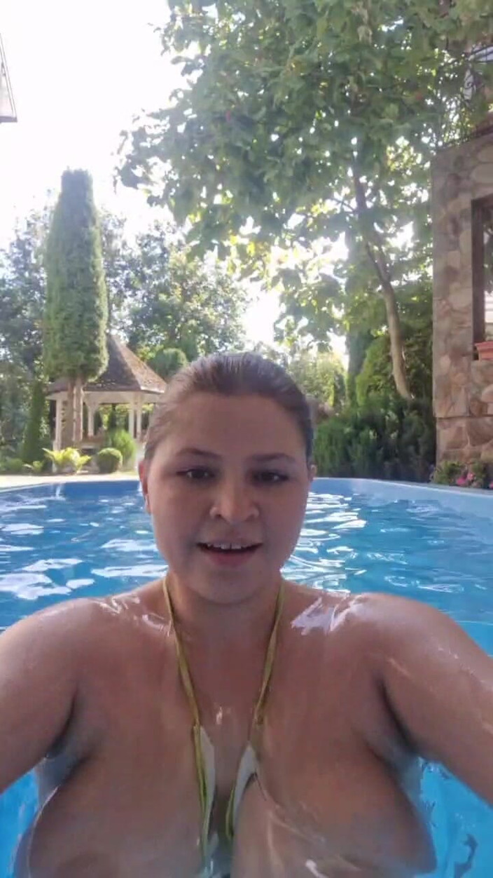 Tina Angel: Blotta bröst i utomhuspoolen