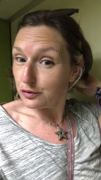 Apestosa Meada Sorprende MILF Sexy Y Caliente Durante Sus Viajes