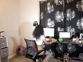 Horny Lily: Koltuğuma kim geldi?!