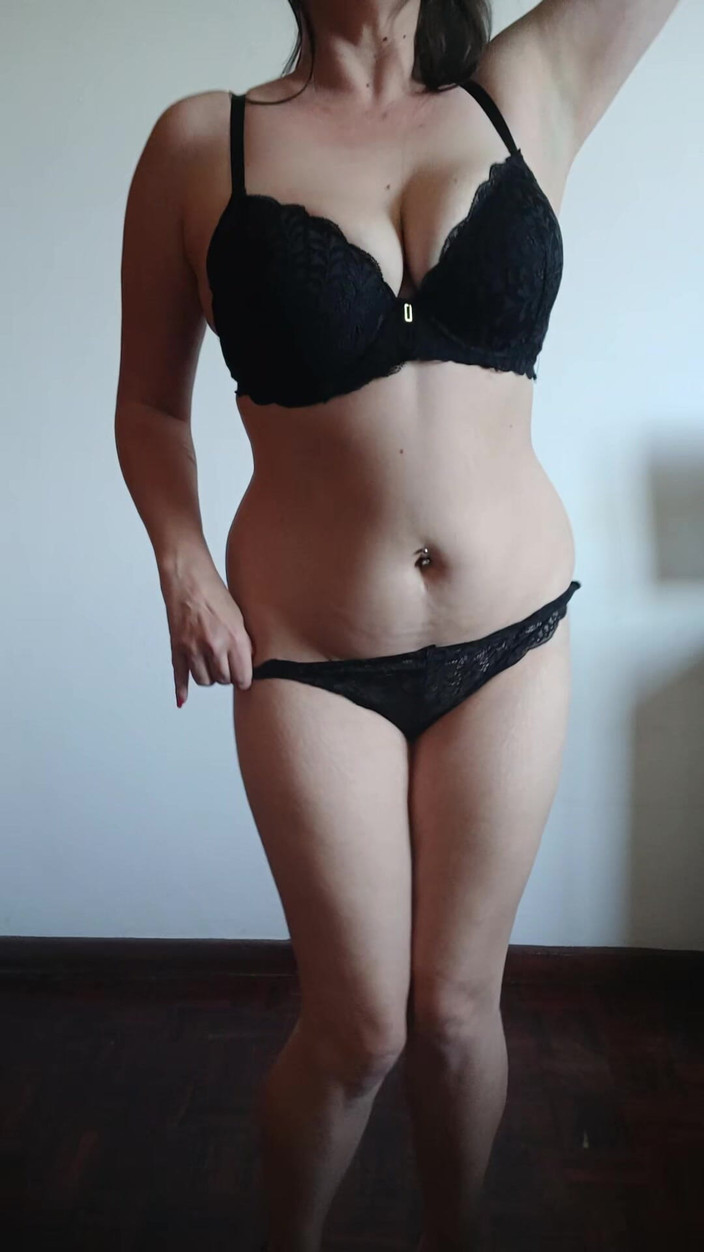 Kinky Lyrical: 1 minut de striptease