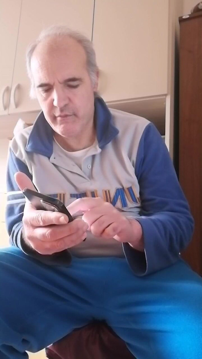 Setesesso7: 勃起したペニスを手で動かし、開いたお尻に指を入れる