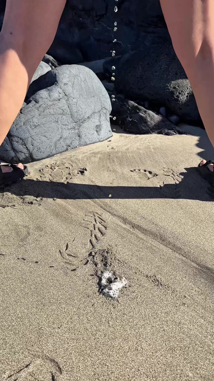 Emma Voyeur: Compilation Risquée De Pipi Sur Une Plage Publique
