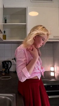 Všechny přírodní velké kozy Nejžhavější blondýnka v minisukni ukazuje kalhotky a dělá roztomilá kráska se pohybuje v kuchyni