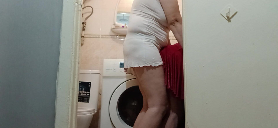 Lesbian-illusion: Zatímco je můj manžel v práci, šukám souseda připínákem