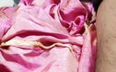 Satin and silky: Pik hoofd wrijven met roze satijn zijdeachtige Salwar van buurman...
