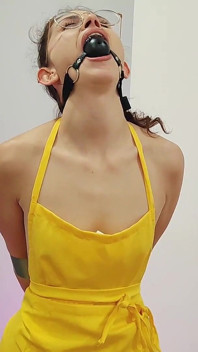 Brunetă uimitoare sexy cu fetiș cu bilă legată cu bandă
