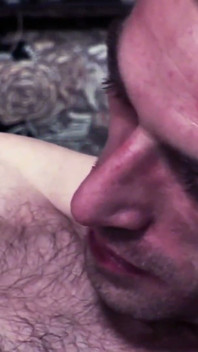 Ihre tätowierung ist leicht zu erkennen, was ihren frechen blowjob zu einem lustigen live-szenario macht