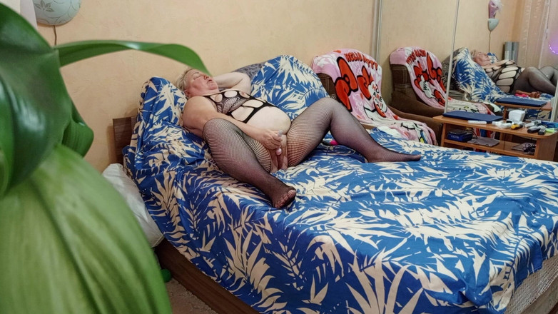 Zona901: Macecha masturbuje kundičku a stříká každý den