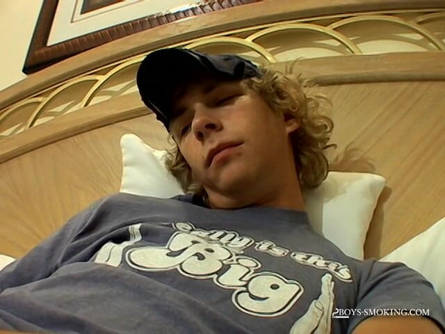 Boys Smoking: Casey Wood en cadena
