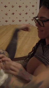 Vecinas traviesas Bianca Bailee y Nikki Vixen follan en la cocina