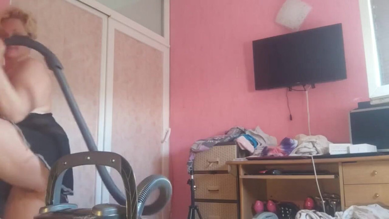 Putarankahotmilf: Horny maid cleaning and masturbate with vacuum cleaner