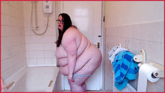 SSBBWLadyBrads: SSBBW Lady Brads se připravuje na sprchu