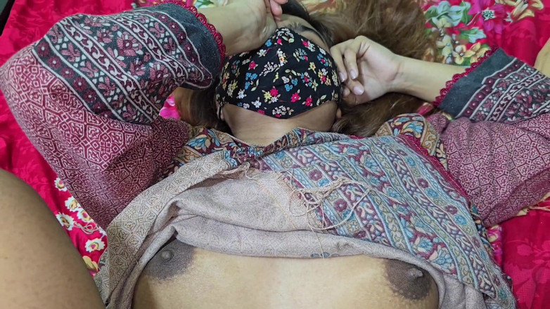 Faryal: Tatie indienne, Ki Chut Pe Pani Nikala