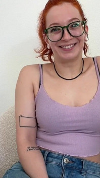La moglie ha imposto la femminilizzazione: ormoni, rimozione delle palle, trucco permanente, riduzione del pene e altro ancora!