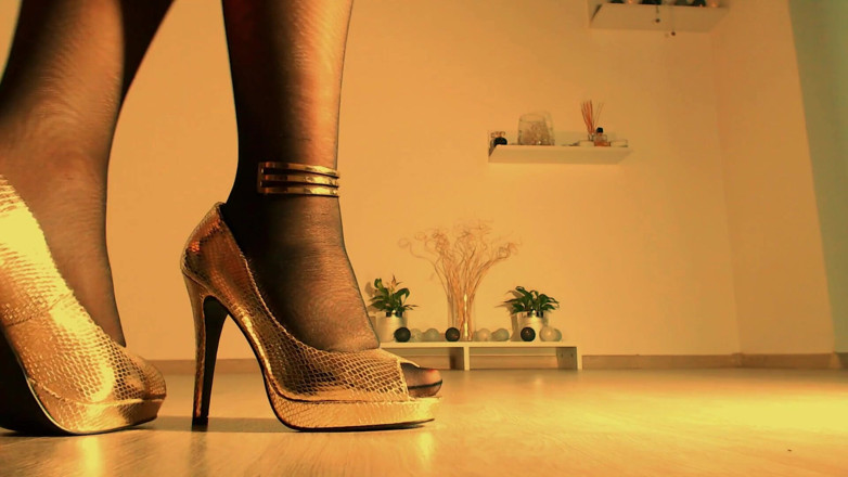 LegsOnHeels: Одягаю мої нейлони перед тим, як почати дражнити