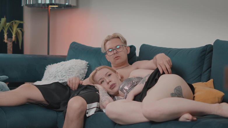 Toma Mur: Blonďatá Nevlastní Máma S Obrovskými Prsy Spočívá Na Klíně Nevlastního...