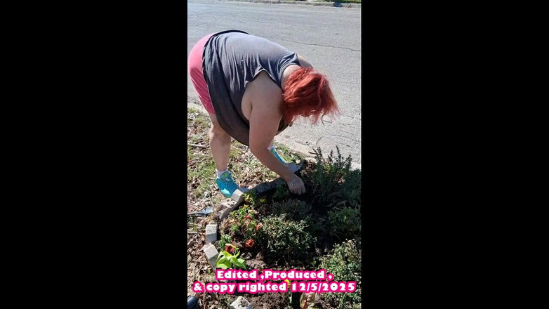 BBW nurse Vicki adventures with friends: Y tá Vicki đang đổ mồ hôi trong vườn