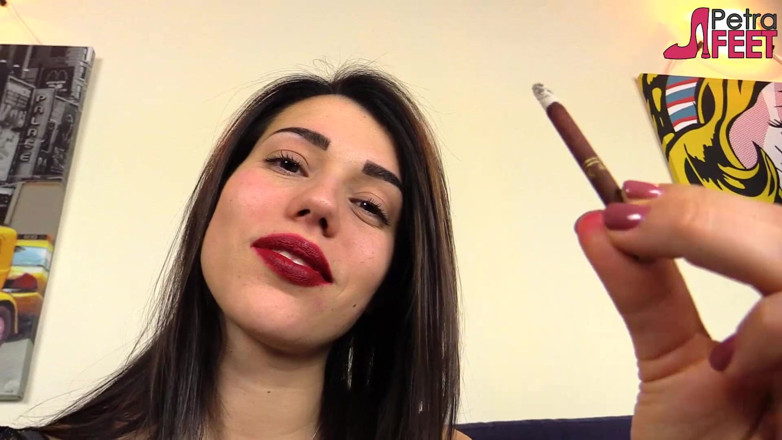 Smokin Fetish: Une belle Italienne fume un pakistanais en gros plan