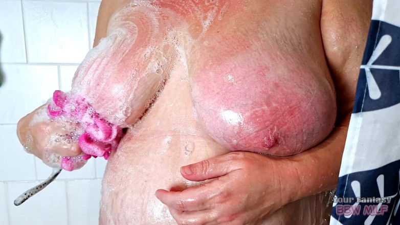 BBW_Wife: Săpunându-mi țâțele și pizda păroasă - mama vitregă își scoate sutienul alb simplu și vei...