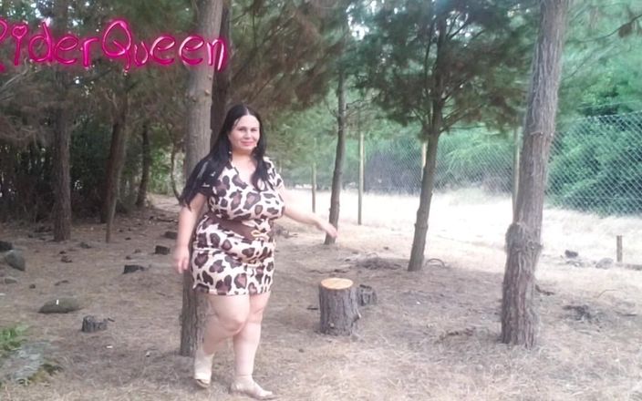 Riderqueen BBW Step Mom Latina Ebony: Madrastra sexy muestra su Leodress al aire libre