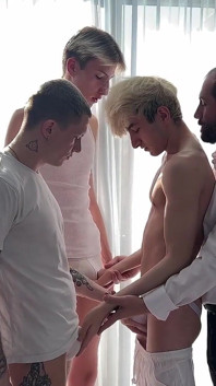 Táta přinesl klukům s velkými ptáky sladké twink a tvrdě ho ošukali