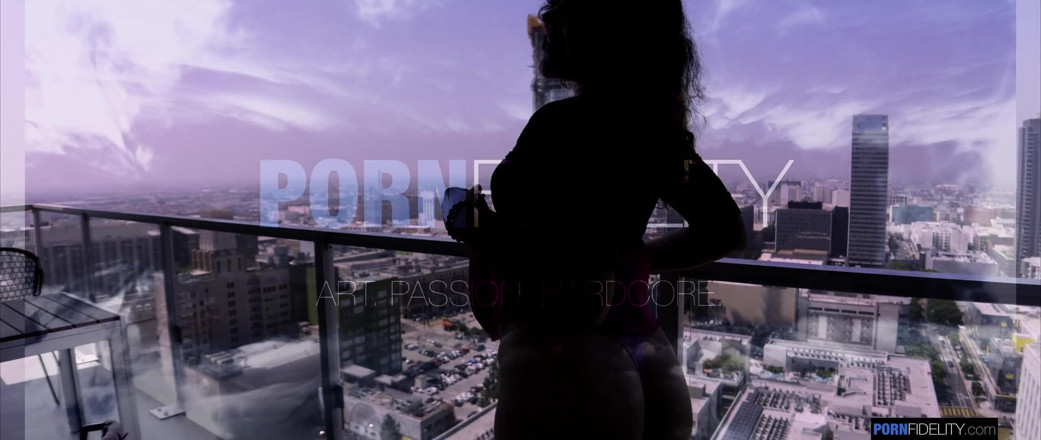Pornfidelity: ポルノの忠実さ - いたずらなナウディ・ナラが全身に噴き出す!