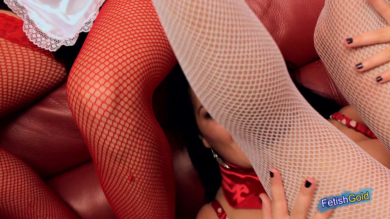 Fetish Gold: Três gatas peitudas ficam com tesão antes de foder com...