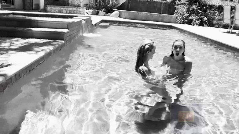 Zona Divas NET: Classic Brett and Celeste Lesbian Sex Poolside