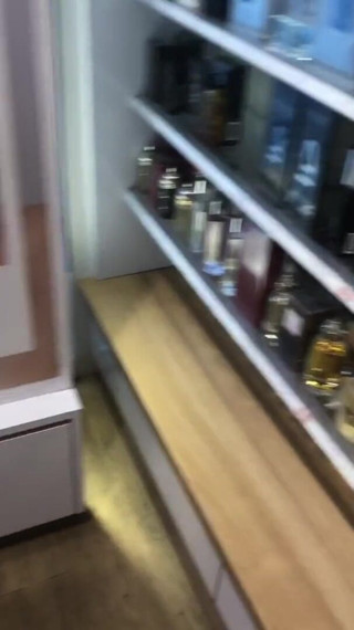 Loola et jim: Estou animado em uma loja de perfumes