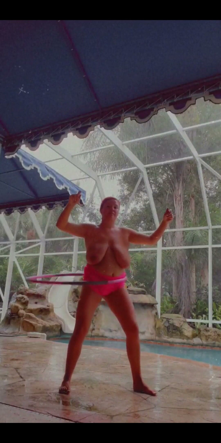 Annabelle Rogers: Regentags oben-ohne training am pool! Wären Sie mein persönlicher Trainer?