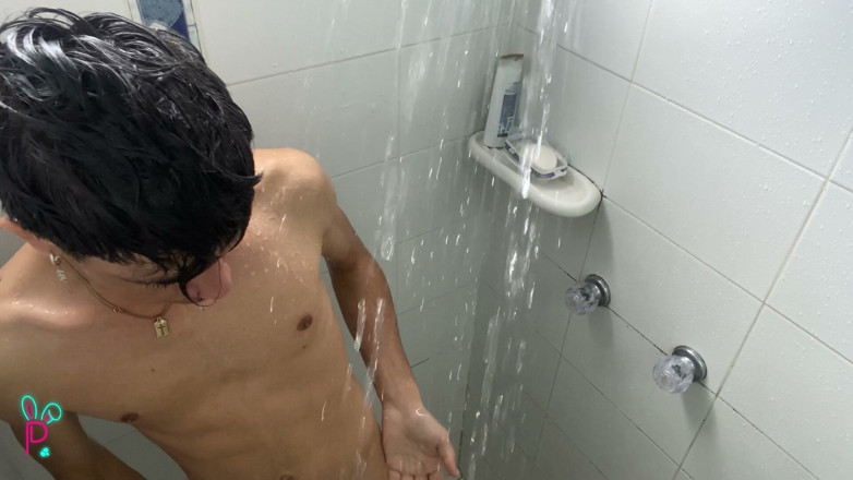 Isak pervert: Hot Young Man Dances in His Room and Moves His...
