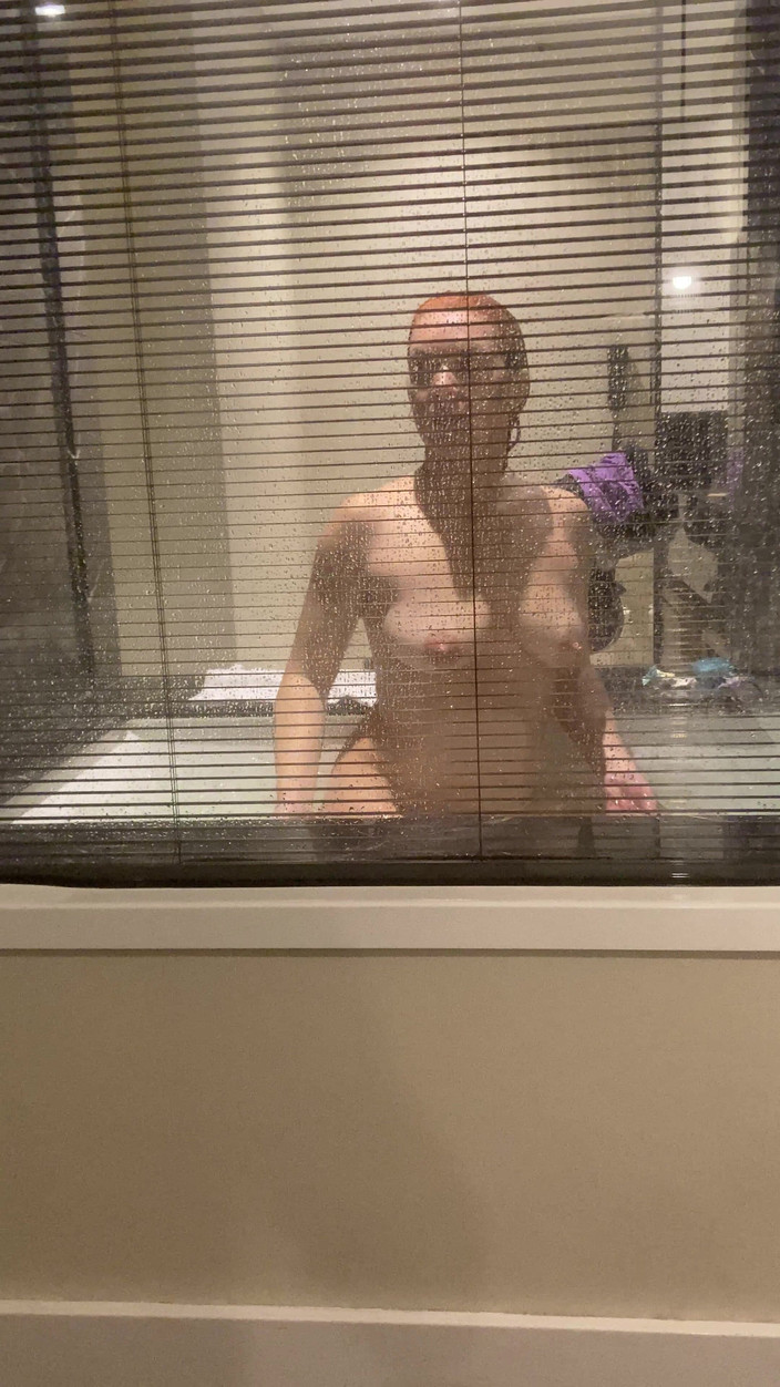 Hairy couple: Cameră invizibilă în baia hotelului, Urmăriți o roșcată însărcinată în baia hotelului cu...