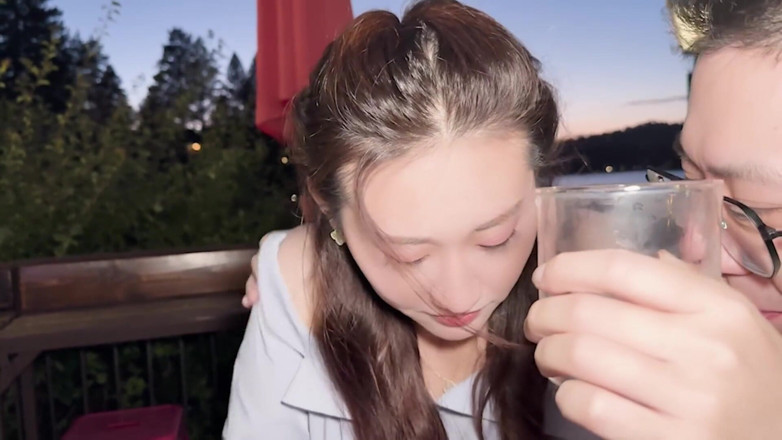 Chloe Lin: Randki offline z niewinną studentką college'u