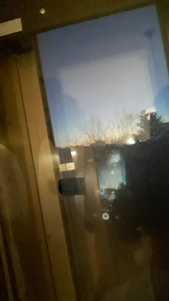 WEBREGINETTA2023: Stojąc na gołym krześle przed oknem