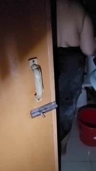 Meine stiefschwester duschte mit offener tür und ich spähte rein