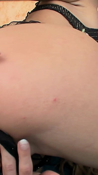 Sodomie torride pour le cul parfait d’une MILF brune sexy en lingerie sexy