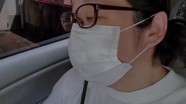 aika: 欲求不満な人妻が屋外駐車場で脚を開いて乳房を晒してオナニー