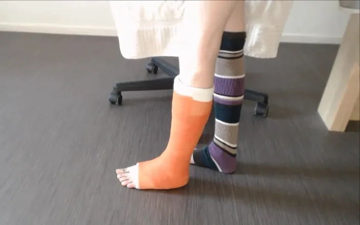 JustElocin: I Am Showing You My Leg in a Cast From...