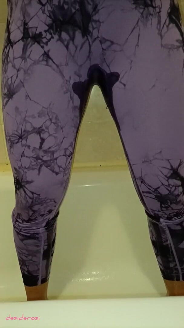 My Italian MILF Wife Enjoys Pissing in Her Sports Leggings - Ita Amateur (Golosi)