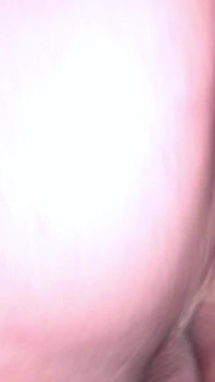 Une gothique à gros nichons avec sa belle-mère milkers reçoit un creampie