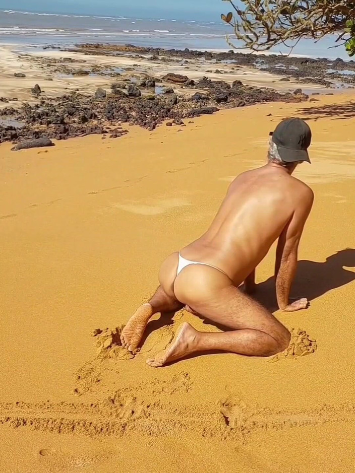 Ladysilvas: Ladysilva Crossdresser在海滩上炫耀她穿着内裤的热辣屁股