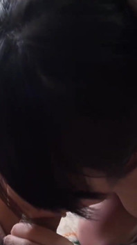 Japan-mädchen gibt einen romantischen blowjob in POV