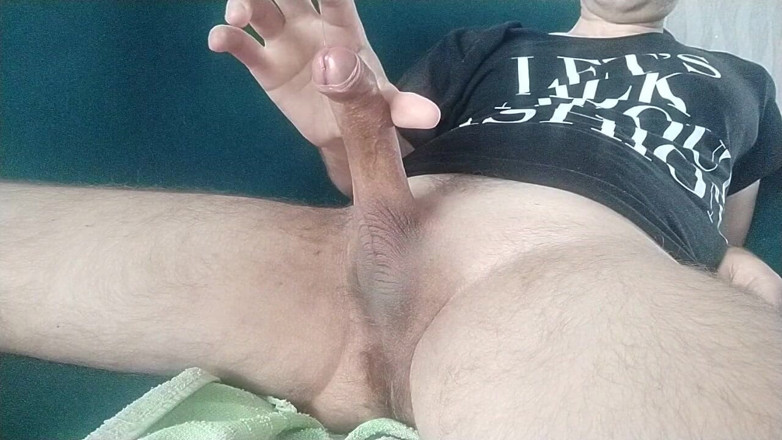 Hot guy solo: Üniversiteli eşcinsel dersten sonra beyaz sünnetsiz yarağını sıvazlıyor ve kalın...