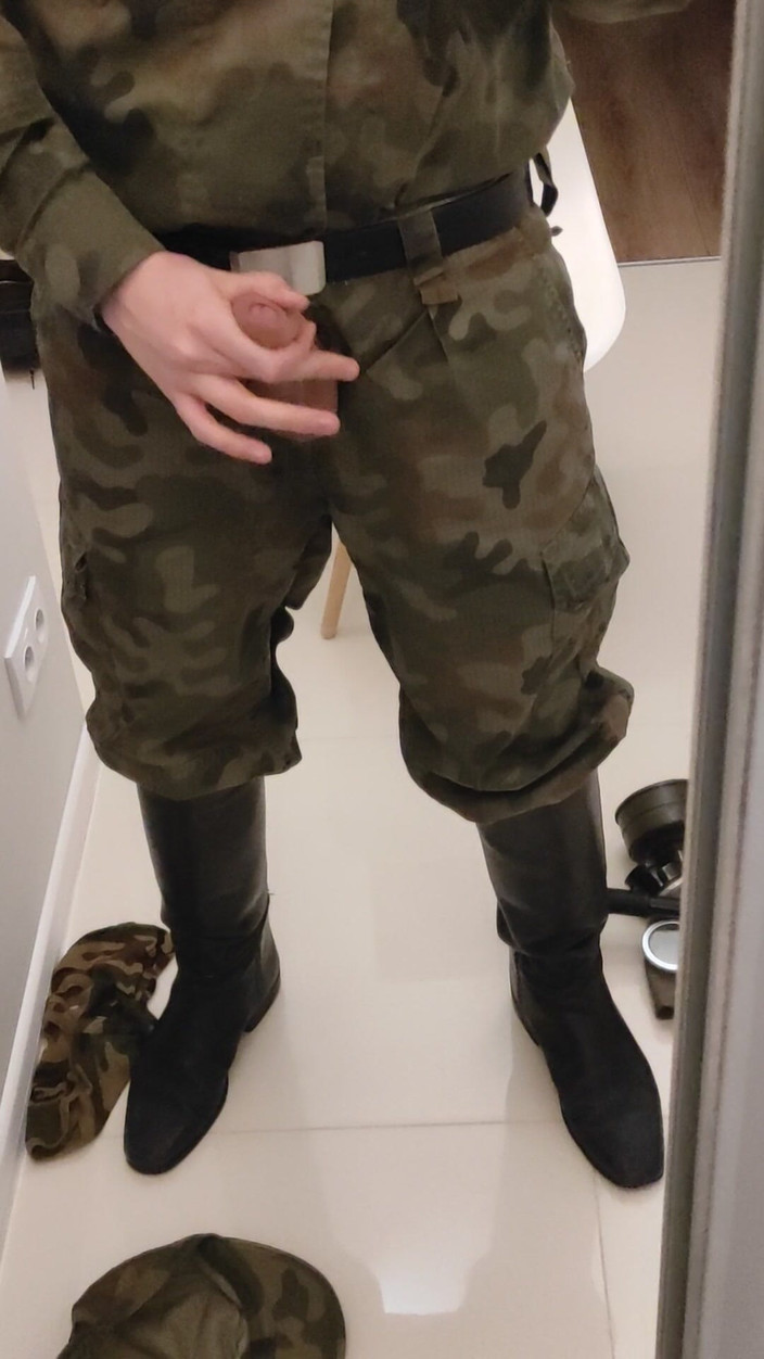 Gayfucker25: 兵士が軍人のブーツを履いてオナニーしている
