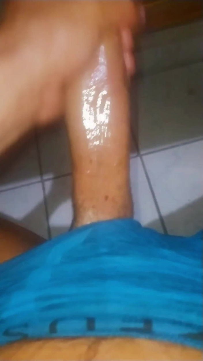 Naughty Cock: Pancut menonton video kawan-kawan. Tertanya-tanya sama ada isterinya sampai sesuatu...