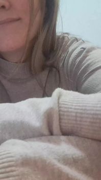Une blonde mature reçoit Don Winter dans des bas noirs