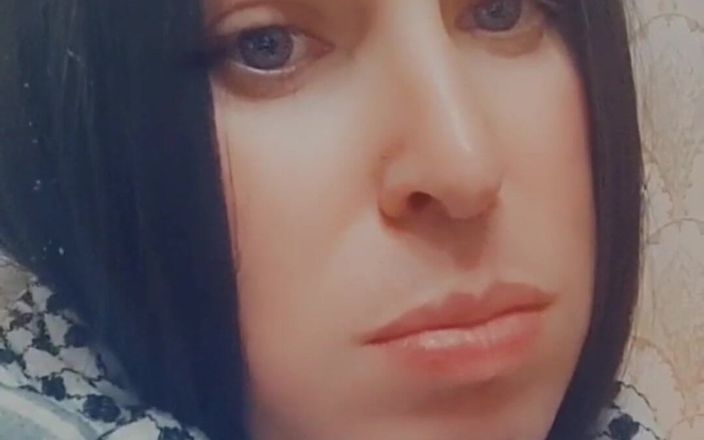 Bonnie Phoenix: Si mungil bonnie lagi asik muasin memeknya pakai mainan seks