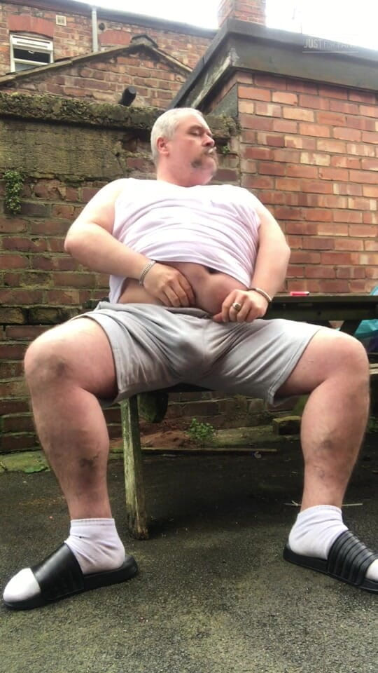 B A Bear: Papá Gordo Fumando Y Masturbándose En El Callejón